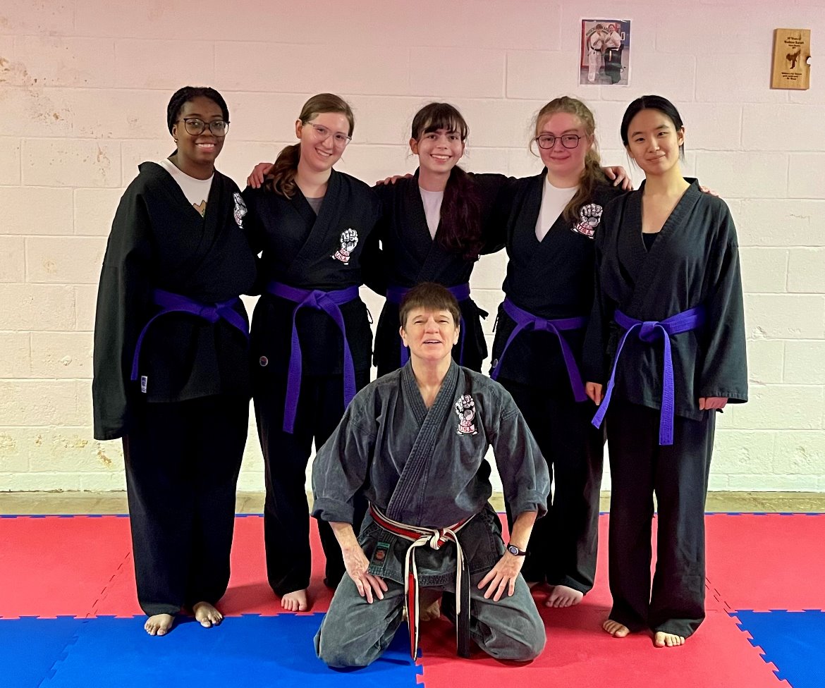 Sarah gets a karate lesson the last of us